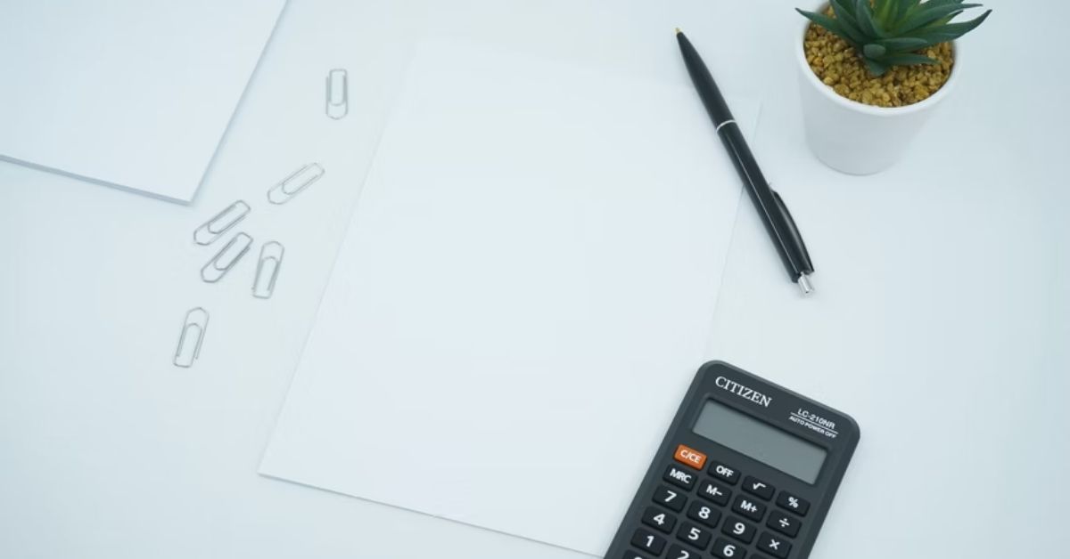 Lommeregner på hyggeligt skrivebord