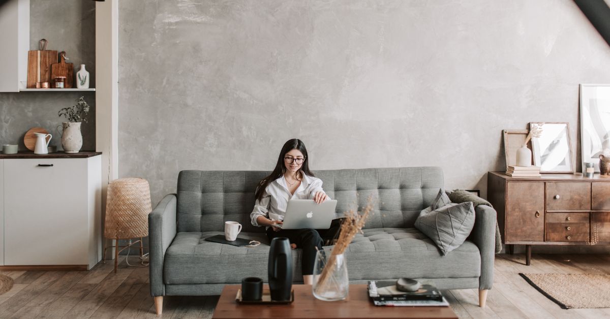 Kvinde i hyggelig lejlighed